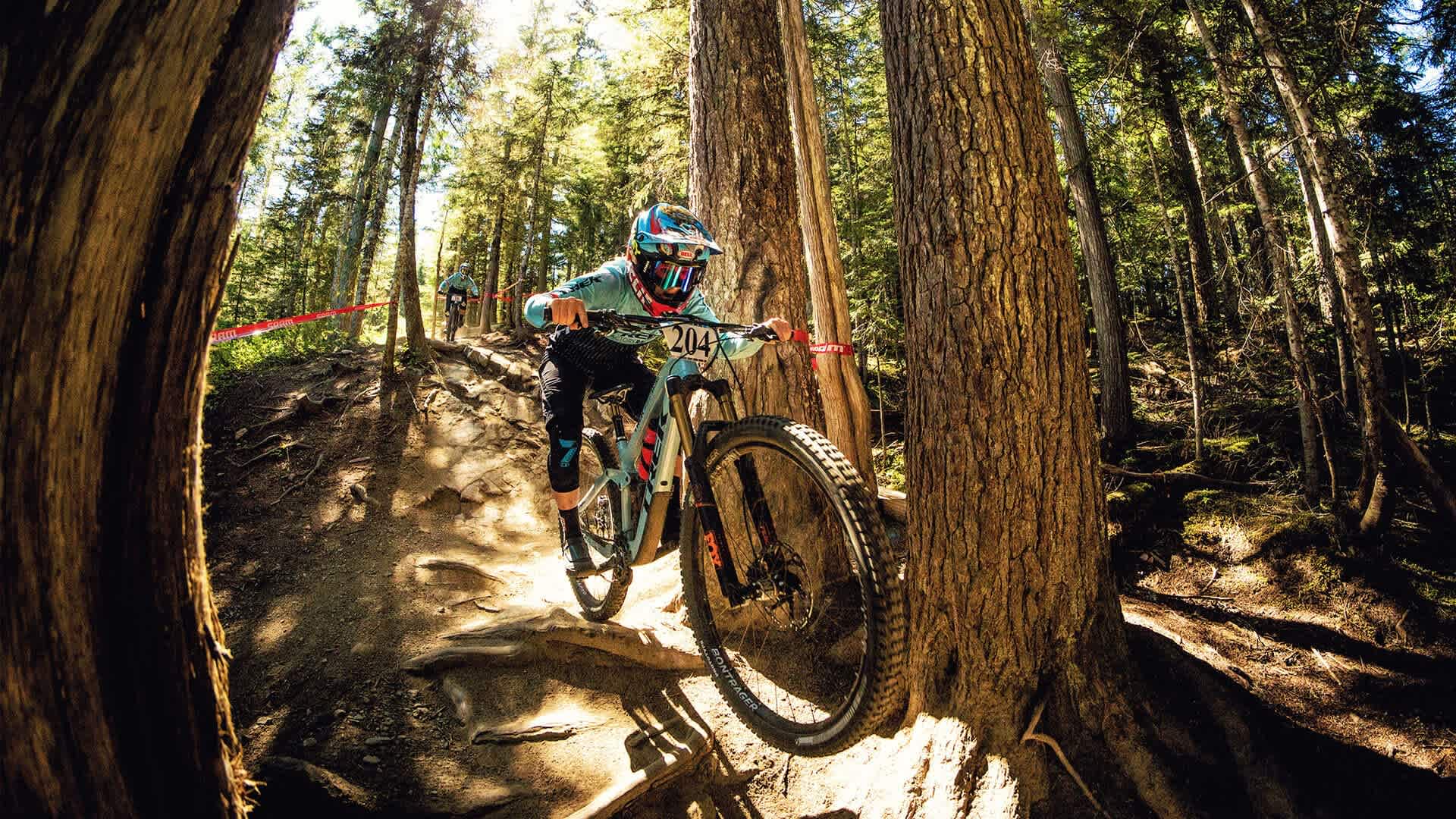 Enduro-Mountainbiker fährt eine Waldkurve auf einem Trek Slash