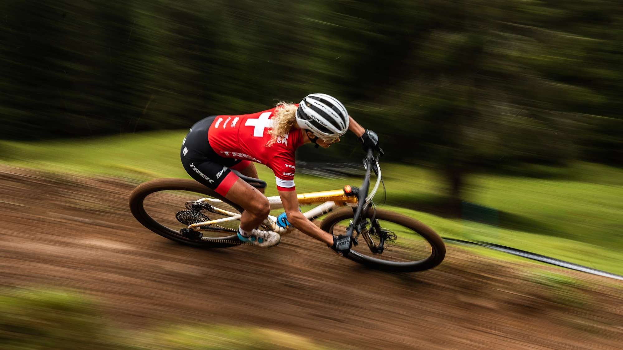 Cross-Country-Racer in der Kurve auf einem Trek Procaliber