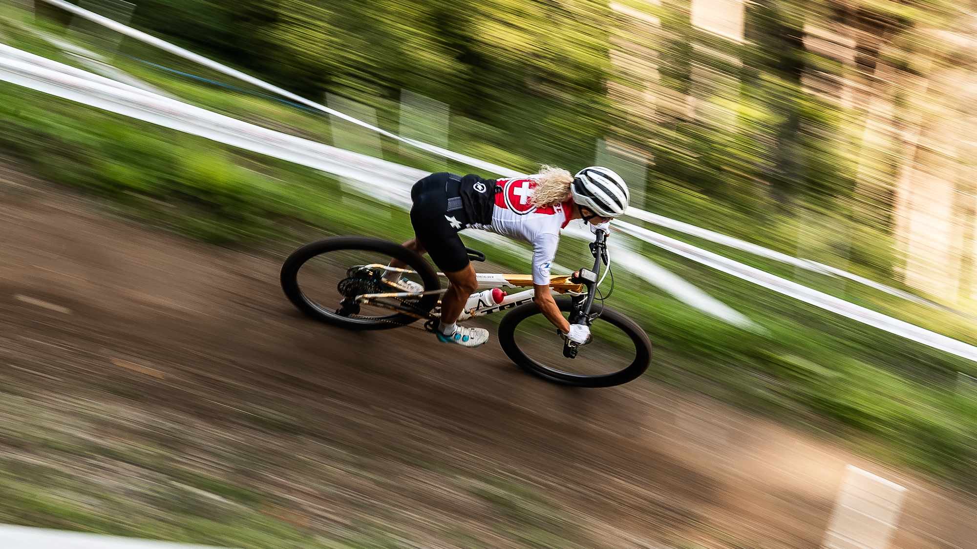 Cross-Country-Racer in der Kurve auf einem Trek Supercaliber