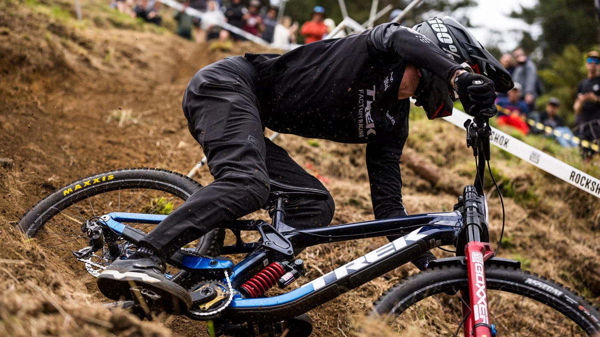 Trail- und Enduro-Mountainbike in der Abfahrt
