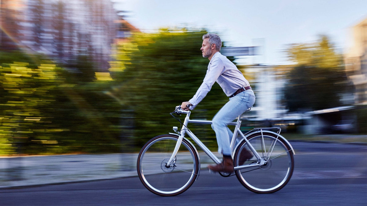 Urbanbike mit Riemenantrieb in der Stadt